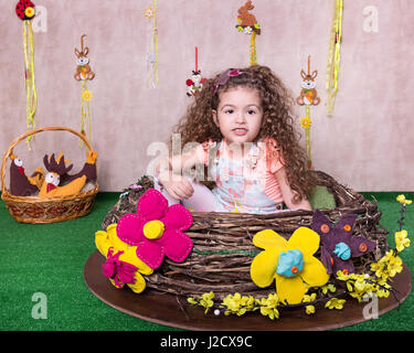 Cute little girl dans une décoration de Pâques à la maison Banque D'Images