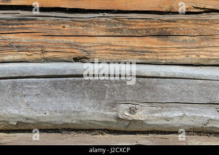 Rustic Log Mur Gris Horizontal fond gris. Fragment de billes écorcées en bois brun non peint mur de la Grange Banque D'Images