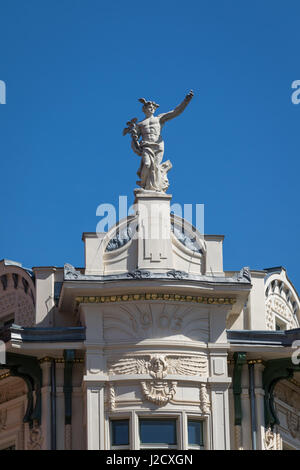 Une statue du dieu romain mercure sur la partie supérieure de Ljubljana, magasin de luxe Galerija Emporium, Ljubljana, Slovénie Banque D'Images