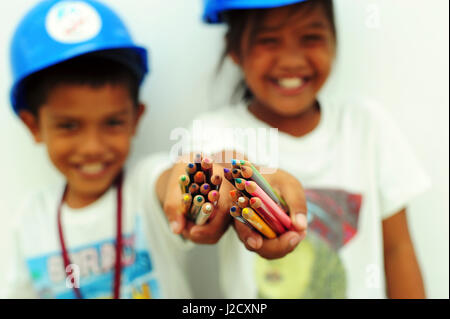Philippines, Leyte Ormoc, Albuera, Art in All of Us activités à l'école en collaboration avec le crayon rouge et la Croix Rouge Banque D'Images
