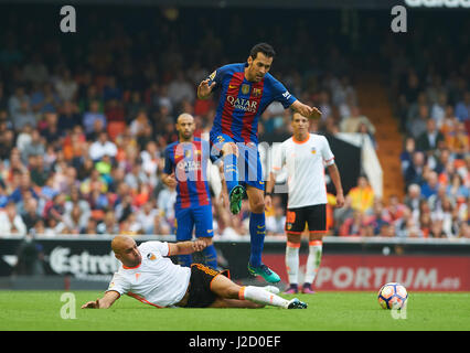 Valencia, Espagne, 22 de octubre de 2016. Partido correspondiente a la jornada 9 de la Liga disputado en Mestalla entre Valence CF et le FC Barcelone. Aymen Abdennour y Sergio Busquets en acci-n disputando la pelote basque. (Photo : Maria Jose Segovia / Cordon Presse) Banque D'Images