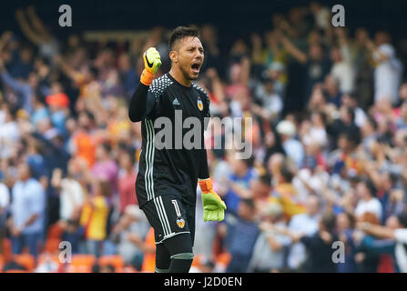 Valencia, Espagne, 22 de octubre de 2016. Partido correspondiente a la jornada 9 de la Liga disputado en Mestalla entre Valence CF et le FC Barcelone. Diego Alves celebra el gol del Valencia. (Photo : Maria Jose Segovia / Cordon Presse) Banque D'Images