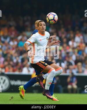 Valencia, Espagne, 22 de octubre de 2016. Partido correspondiente a la jornada 9 de la Liga disputado en Mestalla entre Valence CF et le FC Barcelone. Rodrigo Moreno en acci-n disputando la pelote basque. (Photo : Maria Jose Segovia / Cordon Presse) Banque D'Images