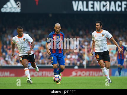 Valencia, Espagne, 22 de octubre de 2016. Partido correspondiente a la jornada 9 de la Liga disputado en Mestalla entre Valence CF et le FC Barcelone. Javier Mascherano en acci-n disputando la pelote basque. (Photo : Maria Jose Segovia / Cordon Presse) Banque D'Images