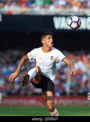 Valencia, Espagne, 22 de octubre de 2016. Partido correspondiente a la jornada 9 de la Liga disputado en Mestalla entre Valence CF et le FC Barcelone. Joao Cancelo en acci-n disputando la pelote basque. (Photo : Maria Jose Segovia / Cordon Presse) Banque D'Images