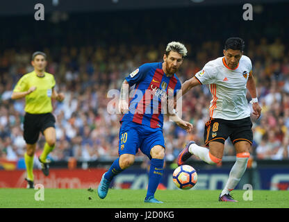 Valencia, Espagne, 22 de octubre de 2016. Partido correspondiente a la jornada 9 de la Liga disputado en Mestalla entre Valence CF et le FC Barcelone. Leo Messi y Enzo Perez en acci-n disputando la pelote basque. (Photo : Maria Jose Segovia / Cordon Presse) Banque D'Images