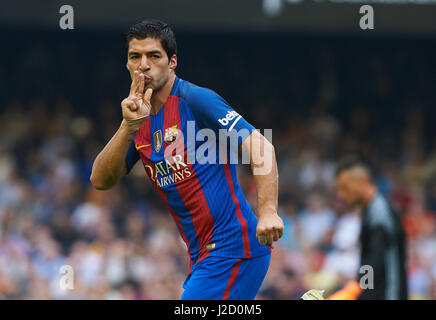 Valencia, Espagne, 22 de octubre de 2016. Partido correspondiente a la jornada 9 de la Liga disputado en Mestalla entre Valence CF et le FC Barcelone. Luis Suarez celebra el gol del empate par el FC Barcelone. (Photo : Maria Jose Segovia / Cordon Presse) Banque D'Images