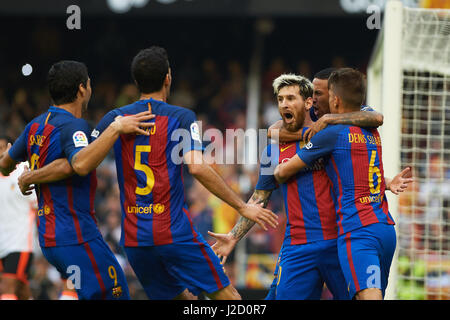 Les joueurs du FC Barcelone célèbre leur but durant le match de la Liga à Mestalla, Valence Photo par Maria Jose Segovia/Focus Images Ltd  +34 660052291 22/10/2016 Banque D'Images