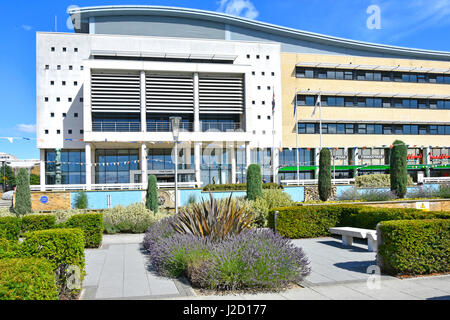 Jardins publics officiels en face de Harlow ville nouvelle Civic Center office building Essex England UK avec la partie rez-de-chaussée pour laisser les établissements de restauration rapide Banque D'Images