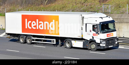 L'Islande supermarché logistique poids lourds Renault camion transport livraison magasin articulé et remorque transport des aliments dans les magasins le long de la conduite d'autoroute britannique Banque D'Images