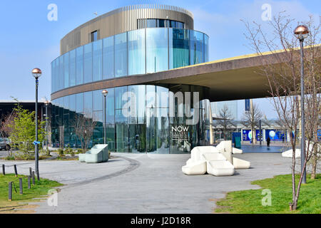 Aujourd'hui, la galerie construit du verre incurvé sur l'espace public d'exposition de Greenwich Peninsula à Londres, qui accueille des œuvres d'artistes designers et créatifs Angleterre Royaume-Uni Banque D'Images