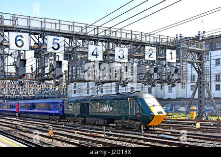Les voies du train UK GWR loco des rails de chemin de fer & Premier Grand train de l'Ouest juste au départ de Londres Paddington en dessous du bras avec de grands nombres de signal Banque D'Images
