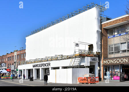 Les échafaudages et bâches en plastique autour de façade avant de ouvrir UK Marks and Spencer grand magasin pendant les travaux de construction pour l'agrandissement et rénovation Banque D'Images