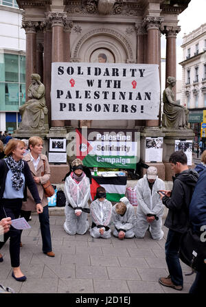 Les manifestants ayant lieu à Brighton à l'encontre de la façon dont sont traités les prisonniers palestiniens en Israël Banque D'Images