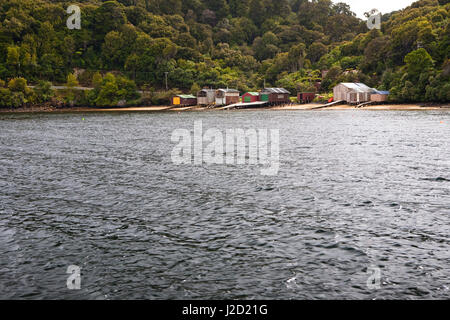 Port de Voe Vaila Bay, l'île Stewart, en Nouvelle-Zélande. À bateaux s'asseoir le long du rivage. Banque D'Images