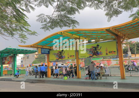 Les gens attendre un bus à la gare routière de Long Bien à Hanoi au Vietnam. Banque D'Images