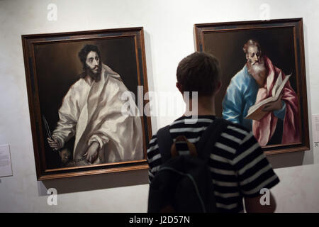 Visiteur en face de la peinture de l'Apôtre Saint Barthélemy (L) et l'évangéliste saint Matthieu (R) de l'Apostolados (1610-1614) par El Greco peintre maniériste espagnol affiché dans le musée El Greco à Tolède, en Espagne. Banque D'Images