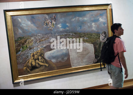 Visiteur en face de la peinture 'View et le Plan de Tolède" (1608) par El Greco peintre maniériste espagnol affiché dans le musée El Greco à Tolède, en Espagne. Banque D'Images