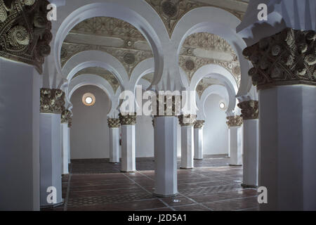 Intérieur mudéjar à Santa Maria la Blanca, l'ancienne synagogue aujourd'hui conservé par l'Église catholique, à Tolède, en Espagne. Banque D'Images