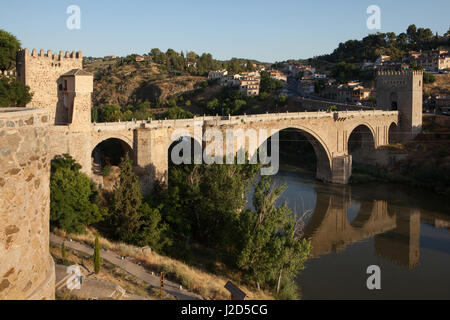 Puente de San Martin (Saint Martin's Bridge) sur le Tage à Tolède, en Espagne. Banque D'Images