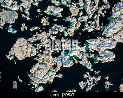 Le Canada, le territoire du Nunavut, le parc national Ukkusiksalik, vue aérienne de la fonte de la glace de mer flottant près de la bouche de la baie Wager sur matin d'été Banque D'Images