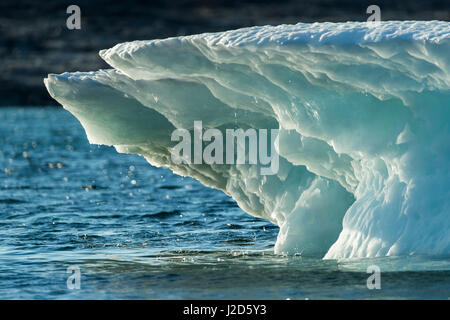 Le Canada, le territoire du Nunavut, le parc national Ukkusiksalik, soleil d'iceberg de fusion Lumière dans la baie Wager Banque D'Images