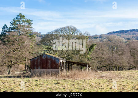 Ancien bâtiment de ferme. Une terre agricole avec un fer rouillé délabré, shed Hathersage, Derbyshire, Angleterre, RU Banque D'Images