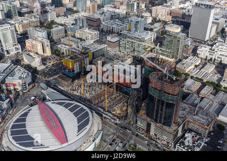 Los Angeles, Californie, USA - 12 Avril 2017 : Vue aérienne de Staples Center et Plaza Oceanwide voisins site de construction. Banque D'Images
