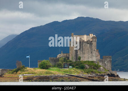 Le château du 13ème siècle le château d'Eilean Donan est situé dans la région de Loch Duich. Une arche de pierre pont relie l'île au continent Banque D'Images