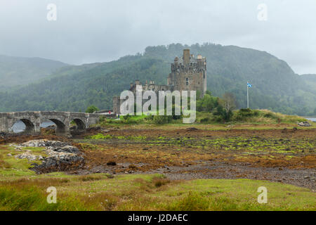 Le château du 13ème siècle le château d'Eilean Donan est situé dans la région de Loch Duich. Une arche de pierre pont relie l'île au continent Banque D'Images