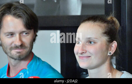 Prague, République tchèque. Apr 27, 2017. Le joueur de tennis tchèque Marketa Vondrousova, droite, gagnant le titre de l'ATA et son entraîneur Zdenek Kubik assister à une conférence de presse à Prague, en République tchèque, le 27 avril 2017. Photo : CTK Michal Dolezal/Photo/Alamy Live News Banque D'Images
