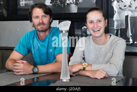 Prague, République tchèque. Apr 27, 2017. Le joueur de tennis tchèque Marketa Vondrousova, droite, gagnant le titre de l'ATA et son entraîneur Zdenek Kubik assister à une conférence de presse à Prague, en République tchèque, le 27 avril 2017. Photo : CTK Michal Dolezal/Photo/Alamy Live News Banque D'Images