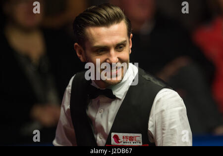 Sheffield, Royaume-Uni. Apr 27, 2017. Mark Selby, d'Angleterre, est tout sourire entre les coups qu'il fait concurrence au cours de la première session de la demi-finale match contre Ding Junhui de Chine au cours de la World Snooker Championship 2017 au théâtre Crucible à Sheffield, UK, le 27 avril 2017. Crédit : Jon Buckle/Xinhua/Alamy Live News Banque D'Images