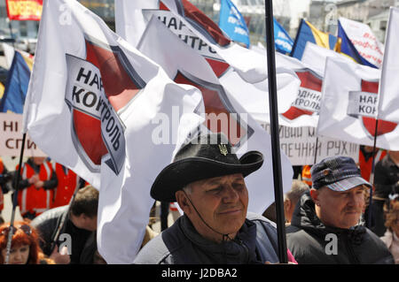 Kiev, Ukraine. Apr 27, 2017. Les Ukrainiens assister à un rassemblement organisé par les syndicats ukrainiens avec ''liberté'' partie devant le ministère de la politique sociale de Lukraine dans le centre-ville de Kiev, Ukraine, le 27 avril 2017. Participant de rassemblement afin de demander la protection des droits du travail, de protester contre l'adoption du Code du travail. Crédit : Serg Glovny/ZUMA/Alamy Fil Live News Banque D'Images