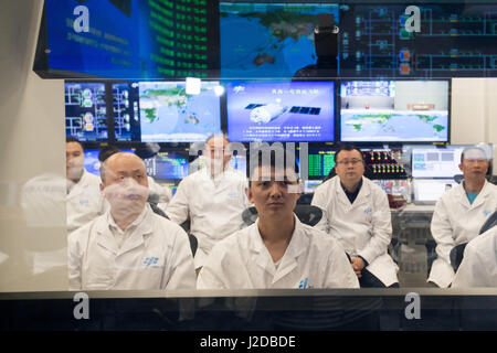 (170427) -- BEIJING, 27 avril 2017 (Xinhua) -- le personnel de travail regarder à l'écran au centre de contrôle de Beijing, capitale de la Chine, le 27 avril 2017. China's Tianzhou-1 vaisseaux cargo et Tiangong-2 space lab ont complété leur première en orbite d'un plein à 7:07 h Le jeudi, un autre succès de l'Tianzhou-1 mission. (Xinhua/Ju Zhenhua) (ZHS) Banque D'Images