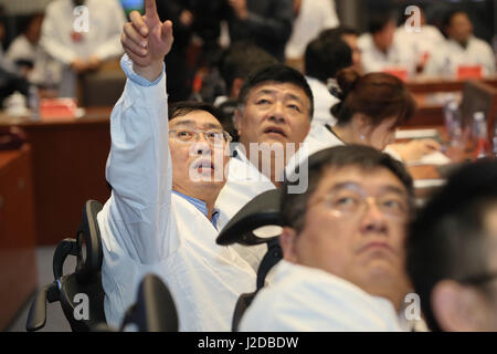 (170427) -- BEIJING, 27 avril 2017 (Xinhua) -- le personnel de travail regarder à l'écran au centre de contrôle de Beijing, capitale de la Chine, le 27 avril 2017. China's Tianzhou-1 vaisseaux cargo et Tiangong-2 space lab ont complété leur première en orbite d'un plein à 7:07 h Le jeudi, un autre succès de l'Tianzhou-1 mission. (Xinhua/Ju Zhenhua) (ZHS) Banque D'Images