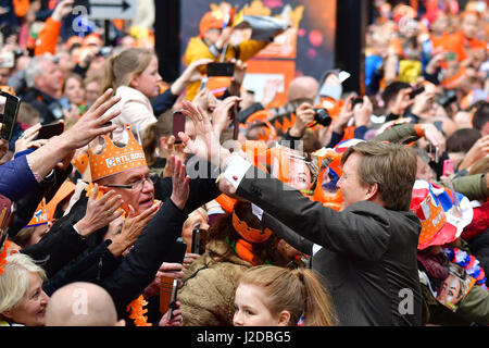 Tilburg, Pays-Bas. Apr 27, 2017. Le roi Willem-Alexander des Pays-Bas assiste à Tilburg, le 27 avril 2017, le Kingsday (Koningsdag) célébration, les rois anniversaire Photo : Albert Nieboer/Pays-Bas/Point de vue OUT - · - AUCUN FIL SERVICE · Photo : Albert Nieboer/RoyalPress/dpa/Alamy Live News Banque D'Images