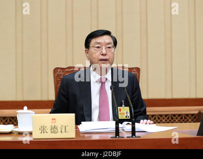 Beijing, Chine. Apr 27, 2017. Zhang Dejiang, président du Comité permanent de l'Assemblée populaire nationale (APN), préside la séance de clôture de la 27e session de la 12e APN Comité permanent à Beijing, capitale de Chine, le 27 avril 2017. Credit : Ma Zhancheng/Xinhua/Alamy Live News Banque D'Images