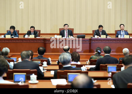 Beijing, Chine. Apr 27, 2017. Zhang Dejiang (C, arrière), président du Comité permanent de l'Assemblée populaire nationale (APN), préside la séance de clôture de la 27e session de la 12e APN Comité permanent à Beijing, capitale de Chine, le 27 avril 2017. Credit : Ma Zhancheng/Xinhua/Alamy Live News Banque D'Images