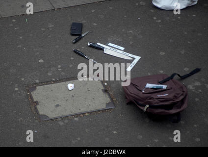 Londres, Royaume-Uni. Apr 27, 2017. La police armée incident impliquant l'arrêt et l'arrestation de 27 ans avec un sac contenant des couteaux, de l'équipe médico-légale sur scène. Les images prises à partir de la plate-forme supérieure du nombre 3 London bus. Banque D'Images