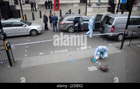 Londres, Royaume-Uni. Apr 27, 2017. La police armée incident impliquant l'arrêt et arrestation d'homme de 27 ans avec un sac contenant des couteaux, de l'équipe médico-légale sur scène. Les images prises à partir de la plate-forme supérieure du nombre 3 London bus. Banque D'Images