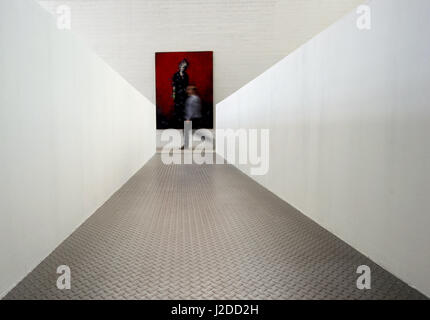 Berlin, Allemagne. Apr 27, 2017. Un visiteur passe par une photo de l'artiste Jonas Burgert dans l'exposition 'Zeitlaich' à la Blain Galerie sud à Berlin, Allemagne, 27 avril 2017. La galerie Week-end à Berlin seront établies à partir de présenter des expositions et des artistes dans 47 galeries à travers Berlin entre le 28 et le 30 avril 2017. Photo : Monika Skolimowska/dpa/Alamy Live News Banque D'Images