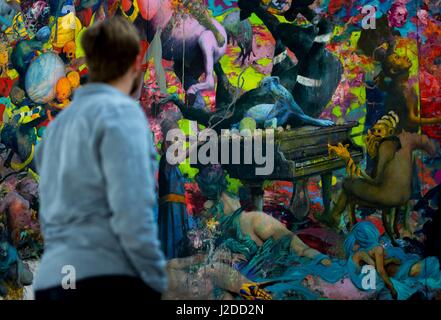 Berlin, Allemagne. Apr 27, 2017. Un visiteur regarde une photo de l'artiste Jonas Burgert dans l'exposition 'Zeitlaich' à la Blain Galerie sud à Berlin, Allemagne, 27 avril 2017. La galerie Week-end à Berlin seront établies à partir de présenter des expositions et des artistes dans 47 galeries à travers Berlin entre le 28 et le 30 avril 2017. Photo : Monika Skolimowska/dpa/Alamy Live News Banque D'Images