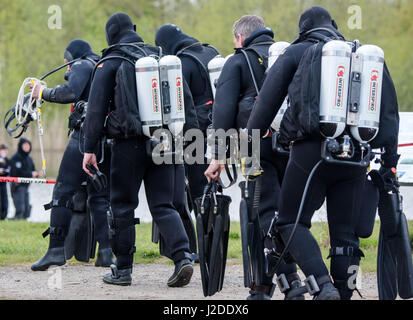 Hambourg, Allemagne. Apr 27, 2017. Les plongeurs de la police en route vers la formation au lac Hohendeicher à Hambourg, Allemagne, 27 avril 2017. Les plongeurs de la police de Hambourg et 10 autres Etats fédéraux allemands formés pour les opérations avant et pendant le Sommet du G20 à l'Hohendeicher Lake dans Oortkaten, Allemagne. Chefs d'État et de gouvernement de 20 pays émergents et industriels sont attendus pour les deux jours du Sommet du G20 dans la ville portuaire de Hambourg, 07 et 08 juillet 2017. Photo : Daniel Bockwoldt/dpa/Alamy Live News Banque D'Images