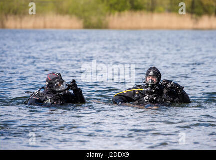 Hambourg, Allemagne. Apr 27, 2017. Les plongeurs de la police à la Hohendeicher Lake à Hambourg, Allemagne, 27 avril 2017. Les plongeurs de la police de Hambourg et 10 autres Etats fédéraux allemands formés pour les opérations avant et pendant le Sommet du G20 à l'Hohendeicher Lake dans Oortkaten, Allemagne. Chefs d'État et de gouvernement de 20 pays émergents et industriels sont attendus pour les deux jours du Sommet du G20 dans la ville portuaire de Hambourg, 07 et 08 juillet 2017. Photo : Daniel Bockwoldt/dpa/Alamy Live News Banque D'Images