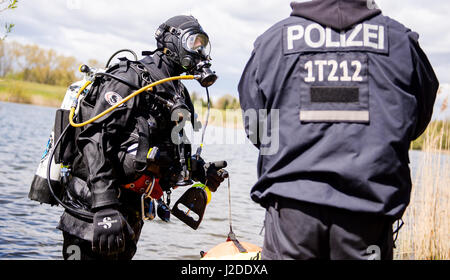 Hambourg, Allemagne. Apr 27, 2017. Un plongeur de la police au cours de la formation à l'Hohendeicher Lake à Hambourg, Allemagne, 27 avril 2017. Les plongeurs de la police de Hambourg et 10 autres Etats fédéraux allemands formés pour les opérations avant et pendant le Sommet du G20 à l'Hohendeicher Lake dans Oortkaten, Allemagne. Chefs d'État et de gouvernement de 20 pays émergents et industriels sont attendus pour les deux jours du Sommet du G20 dans la ville portuaire de Hambourg, 07 et 08 juillet 2017. Photo : Daniel Bockwoldt/dpa/Alamy Live News Banque D'Images