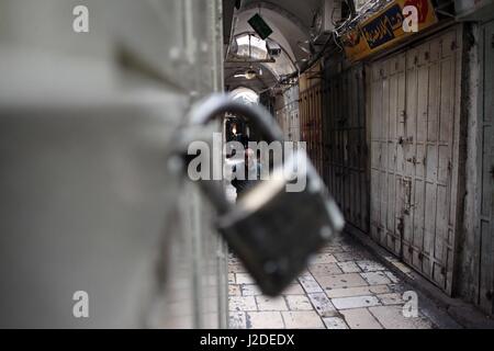 Jérusalem. Apr 27, 2017. Un homme marche dernières boutiques fermées dans la vieille ville de Jérusalem, le 27 avril 2017. Les palestiniens à travers la Cisjordanie et Jérusalem-Est ont pris part à une grève du commerce pour soutenir la grève de la faim des prisonniers palestiniens emprisonnés en Israël. Credit : Muammar Awad/Xinhua/Alamy Live News Banque D'Images