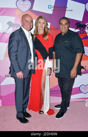 Las Vegas, Nevada, USA. Apr 27, 2017. Ex joueurs professionnels de tennis Andre Agassi, épouse Stefanie Graf et le chef Michael Mina assister à la garder vivante la mémoire du 21e Gala annuel de puissance de l'amour le 27 avril 2017 au MGM Grand Arena de Las Vegas, Nevada Crédit : Marcel Thomas/ZUMA/Alamy Fil Live News Banque D'Images