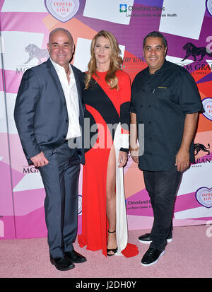 Las Vegas, Nevada, USA. Apr 27, 2017. Ex joueurs professionnels de tennis Andre Agassi, épouse Stefanie Graf et le chef Michael Mina assister à la garder vivante la mémoire du 21e Gala annuel de puissance de l'amour le 27 avril 2017 au MGM Grand Arena de Las Vegas, Nevada Crédit : Marcel Thomas/ZUMA/Alamy Fil Live News Banque D'Images