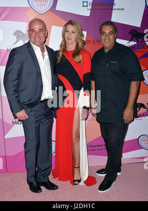 Las Vegas, Nevada, USA. Apr 27, 2017. Ex joueurs professionnels de tennis Andre Agassi, épouse Stefanie Graf et le chef Michael Mina assister à la garder vivante la mémoire du 21e Gala annuel de puissance de l'amour le 27 avril 2017 au MGM Grand Arena de Las Vegas, Nevada Crédit : Marcel Thomas/ZUMA/Alamy Fil Live News Banque D'Images